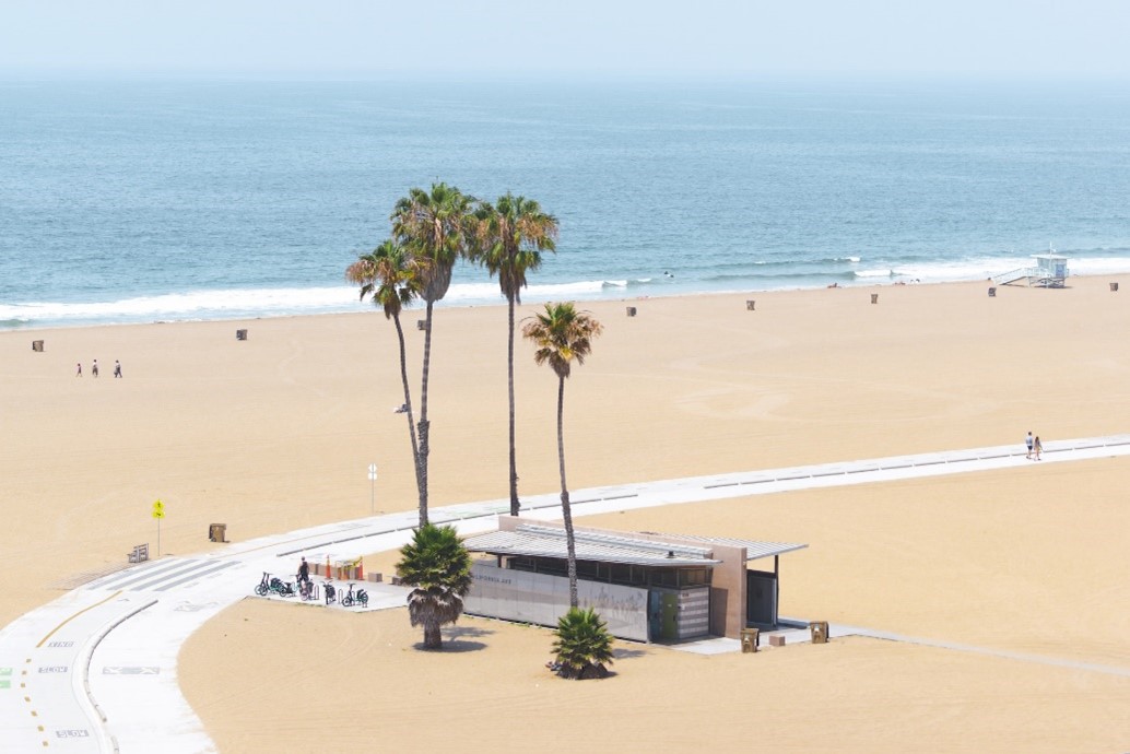 Building by the beach in Santa Monica Pier