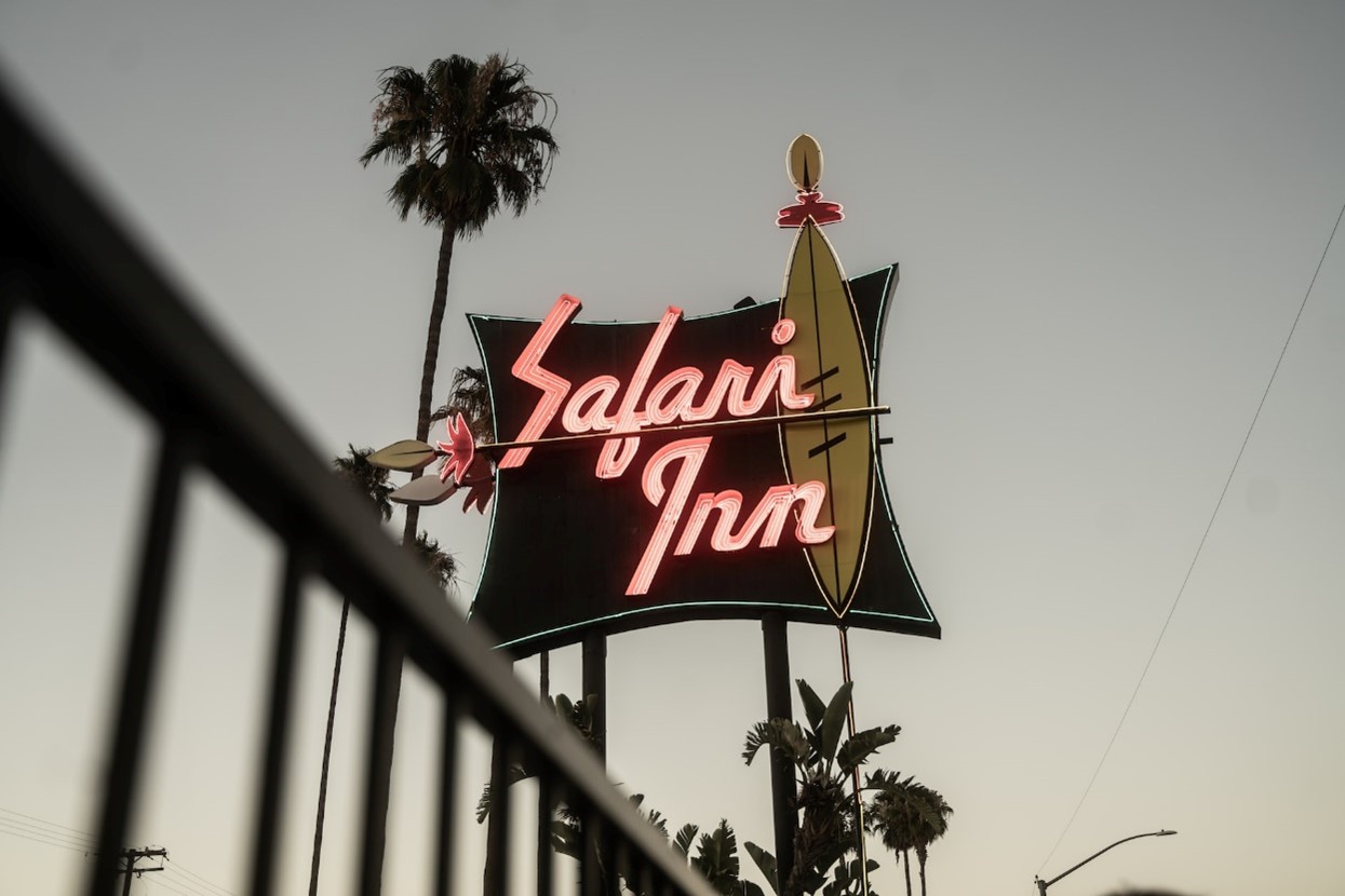 Safari Inn Sign